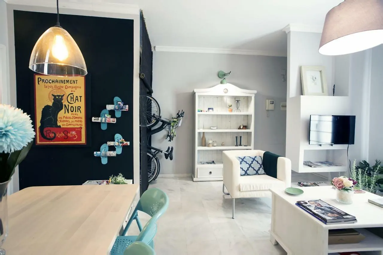 Cute Center Apartment Малага
